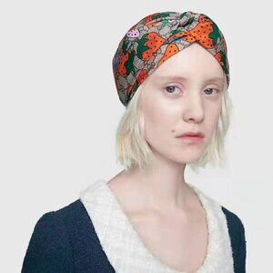 Gucci Strawberry Print Headband: A Retro-Sweet Hair Accessory